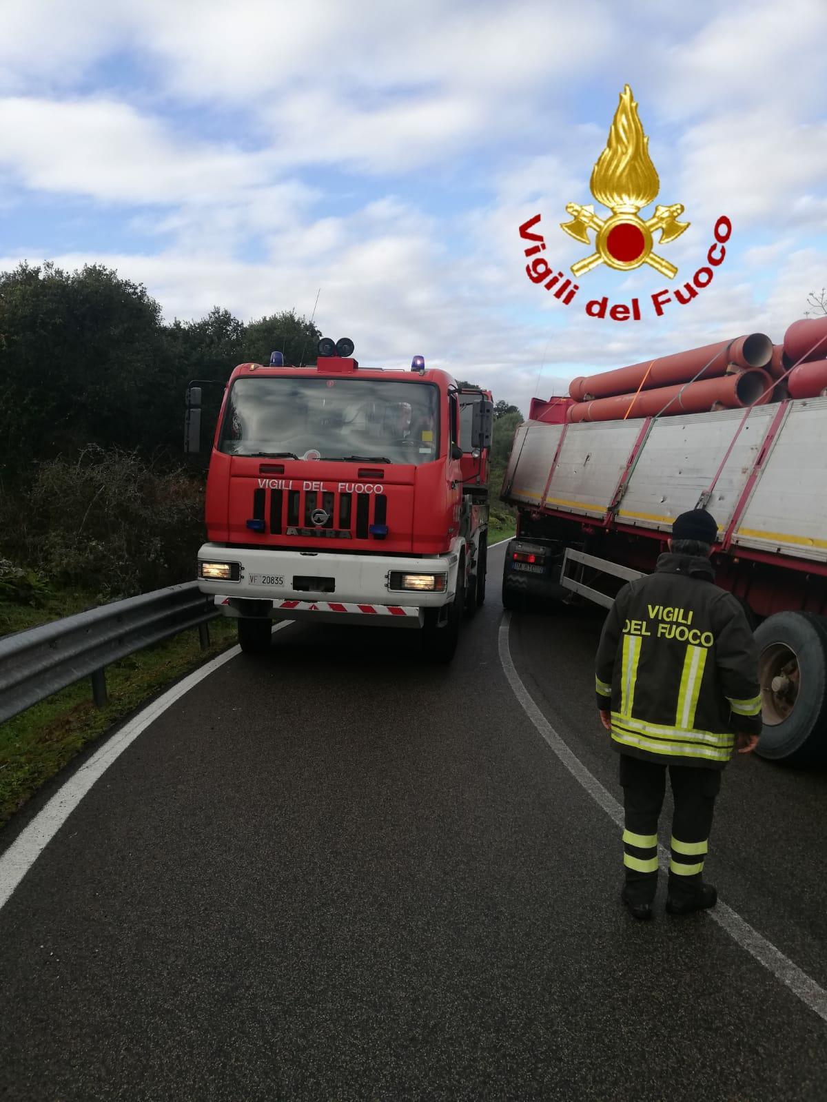 Camion con rimorchio finisce fuori strada: la Ozieri Chiaramonti chiusa al traffico per un'ora