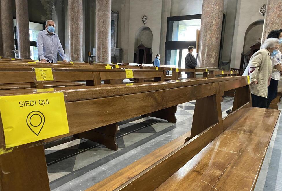 Le indicazioni in chiesa per poter seguire le celebrazioni (foto Franco Silvi)