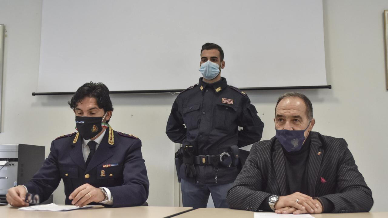 A sinistra il vicequestore aggiunto Giuseppe Lodeserto, a capo della Squadra mobile, e a destra il questore Lorenzo Suraci (foto Michele Silvestri)