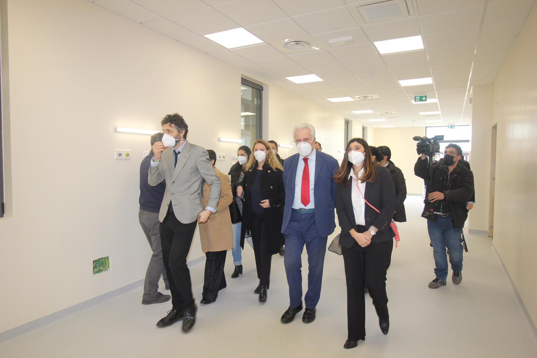 Da sinistra Matteo Biffoni, Ilaria Bugetti, il presidente Eugenio Giani e Daniela Matarrese durante la visita nella nuova ala Covid dell'ospedale Santo Stefano