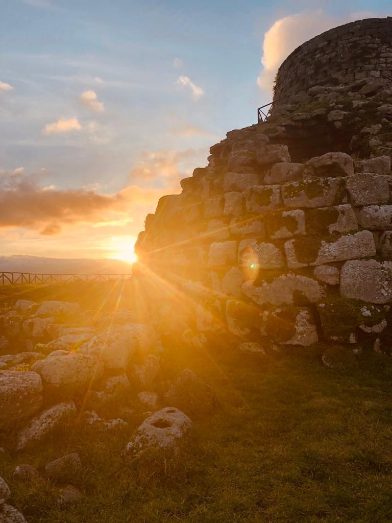 Alba del solstizio d'inverno dal vertice della torre nord del nuraghe Santu Antine di Torralba