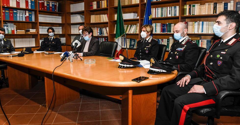 Minacce, coltelli e metodi militari per “lavorare” i testimoni scomodi 