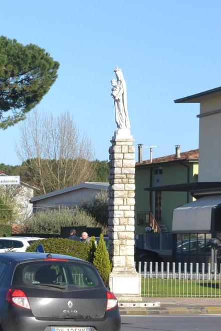 Sarà spostata di poco la Madonnina di Lunata