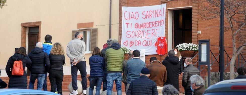 Tantissima gente ieri per il saluto a Sara Lenzi