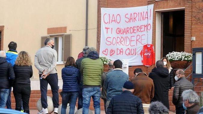 Tantissima gente ieri per il saluto a Sara Lenzi