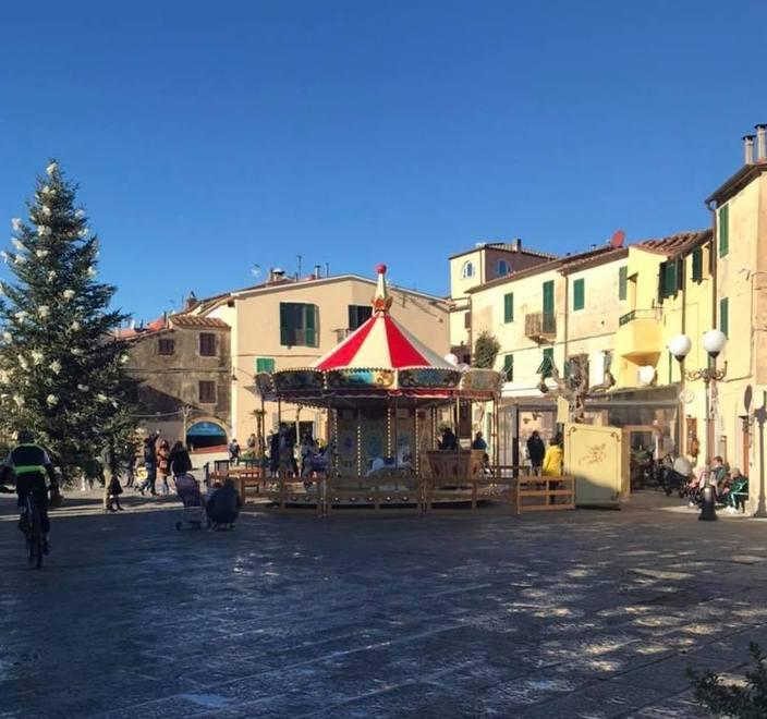 Polemica sulla giostra in piazza «Si rischiano assembramenti» 