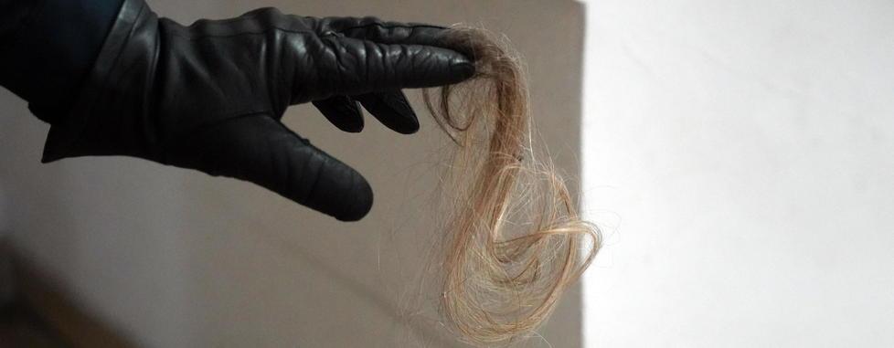 Trovati i capelli strappati alla donna
