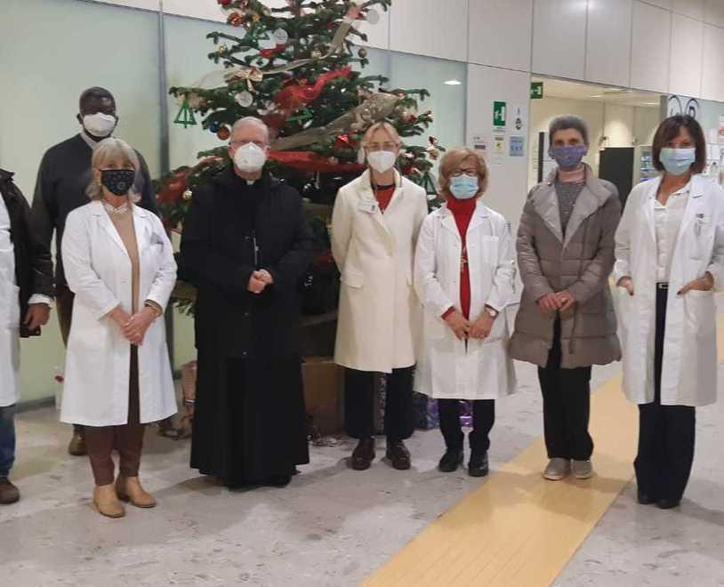 Il vescovo celebra la messa al San Jacopo