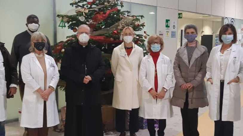 Il vescovo celebra la messa al San Jacopo