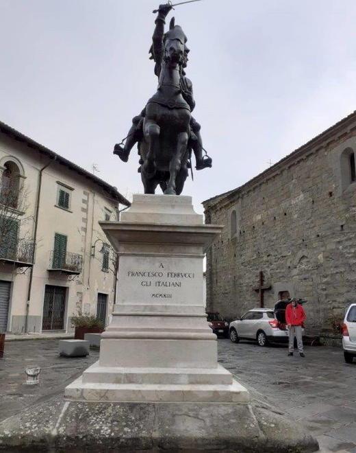 Tornato a nuova vita il basamento di marmo della statua di Ferrucci