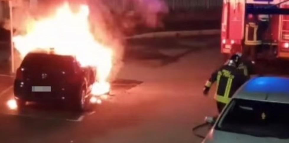 Incendio nella notte Auto in fiamme in via de Gasperi 