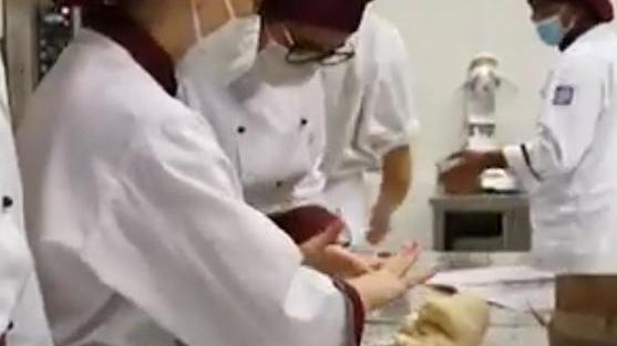 Gli studenti donano i biscotti alla Caritas