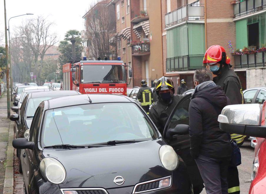 Pericolo per fuga di gas Persone in strada ma alla fine era un’auto 