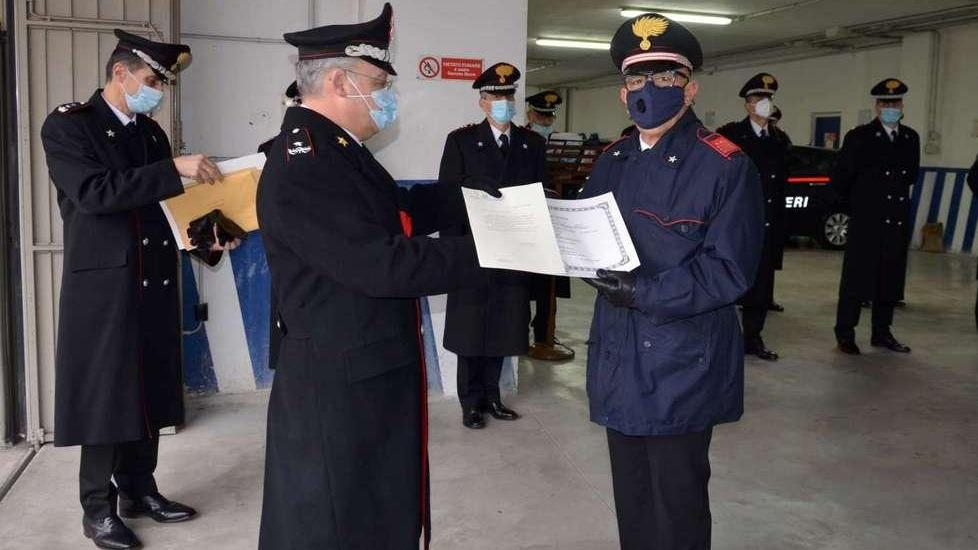 Il generale Angrisani premia i carabinieri con la Mauriziana