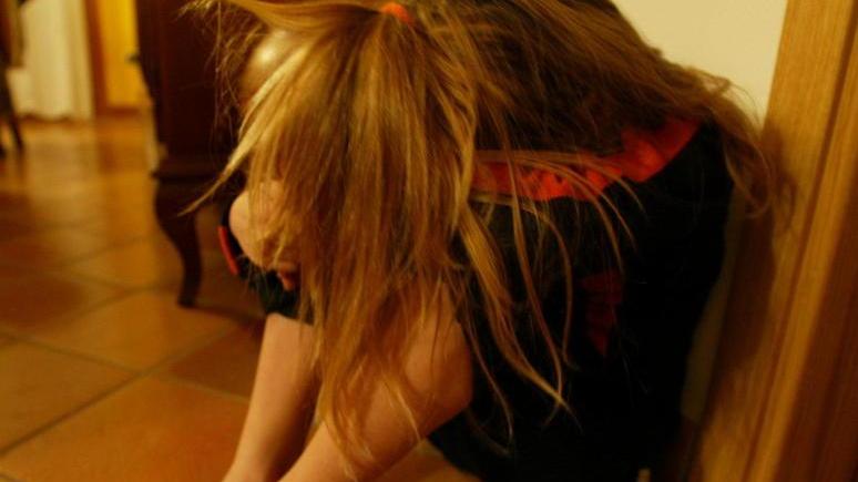 Atti osceni davanti a una bambina di 11 anni