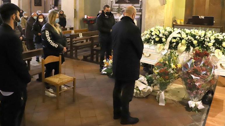 Una bara bianca e il paese in lacrime per l’addio a Andrea Grizzi