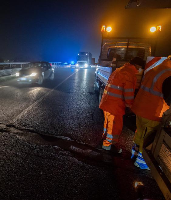 Profonda buca su ponte Albani, traffico in tilt 