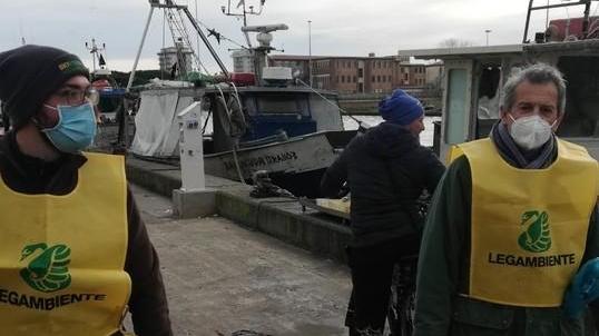 Volontari e pescatori contro i rifiuti in mare