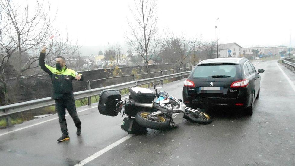 Moto tampona un’auto lungo via Roma Ferito uomo di 68 anni
