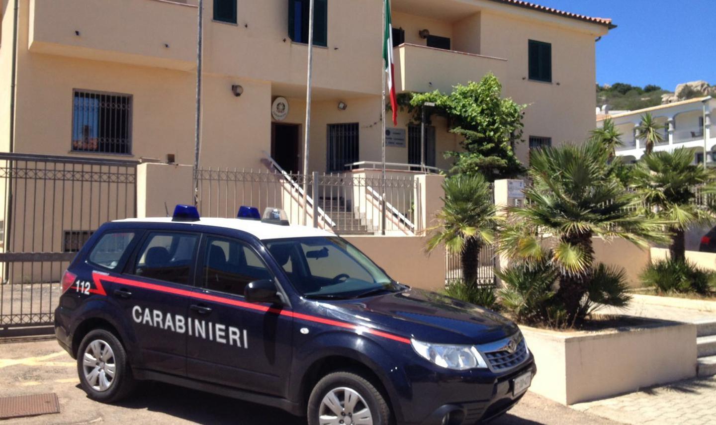 Santa Teresa, ruba tre bottiglie di liquore al Simply: arrestato 