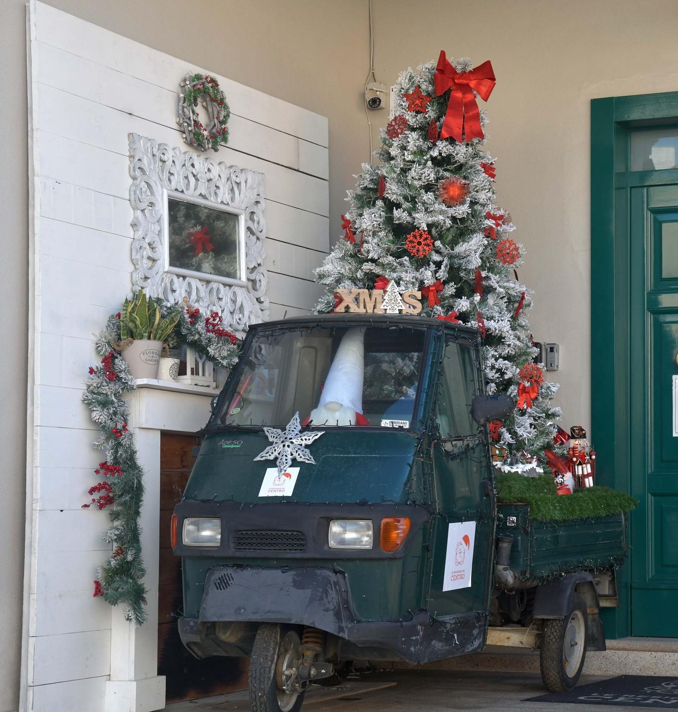 L’Ape di Natale addobbata a festa