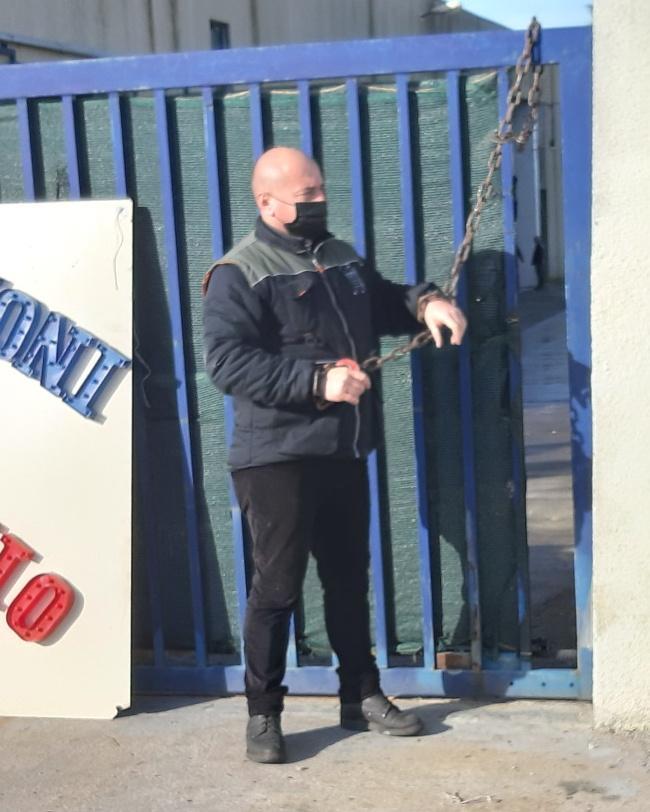 Autorizzazione negata, imprenditore si incatena ai cancelli