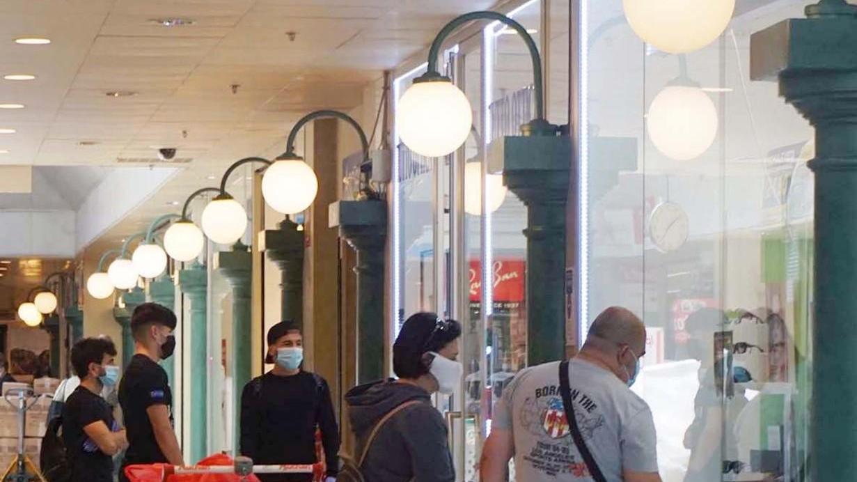 Riaprono i negozi. Scuole, ancora dubbi