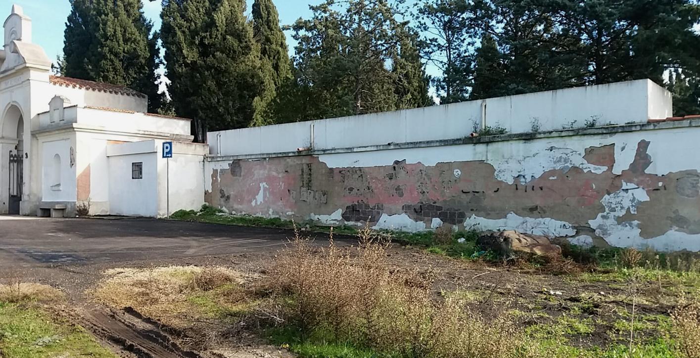 Scritte e croci in cimitero contro il maresciallo 