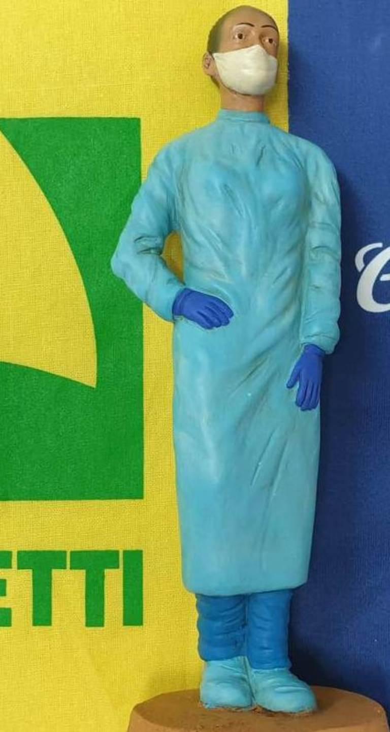 Nuoro, nel presepe l’omaggio agli operatori sanitari simbolo di sacrificio 