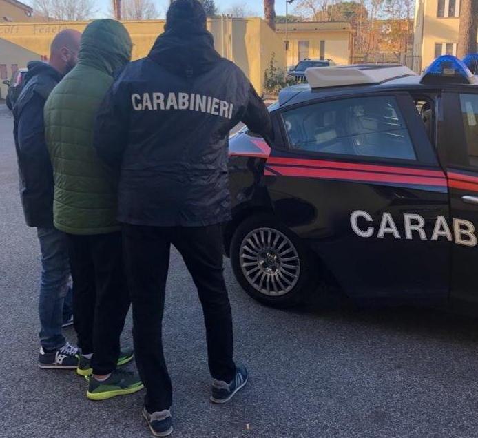 Fingono un posto di blocco e lo rapinano, tre ragazzi arrestati dai carabinieri 