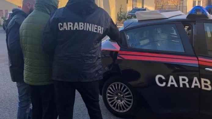 Fingono un posto di blocco e lo rapinano, tre ragazzi arrestati dai carabinieri