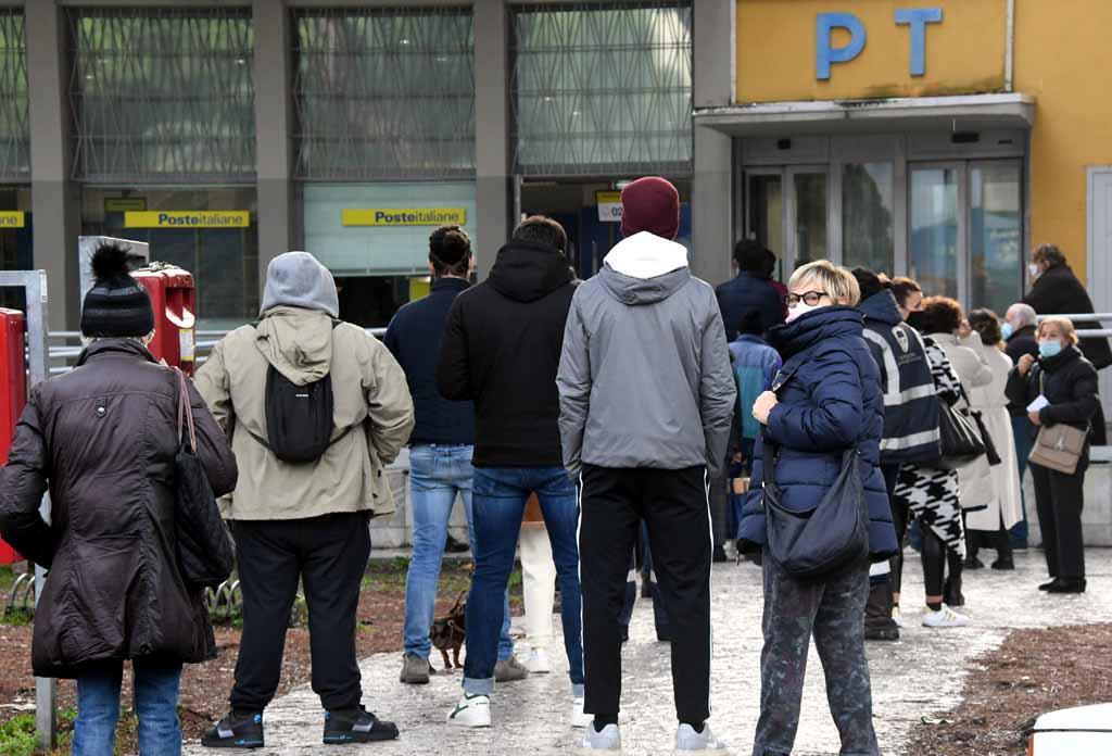 Caos alle Poste di Marina di Carrara, lunghe file e ore d’attesa 