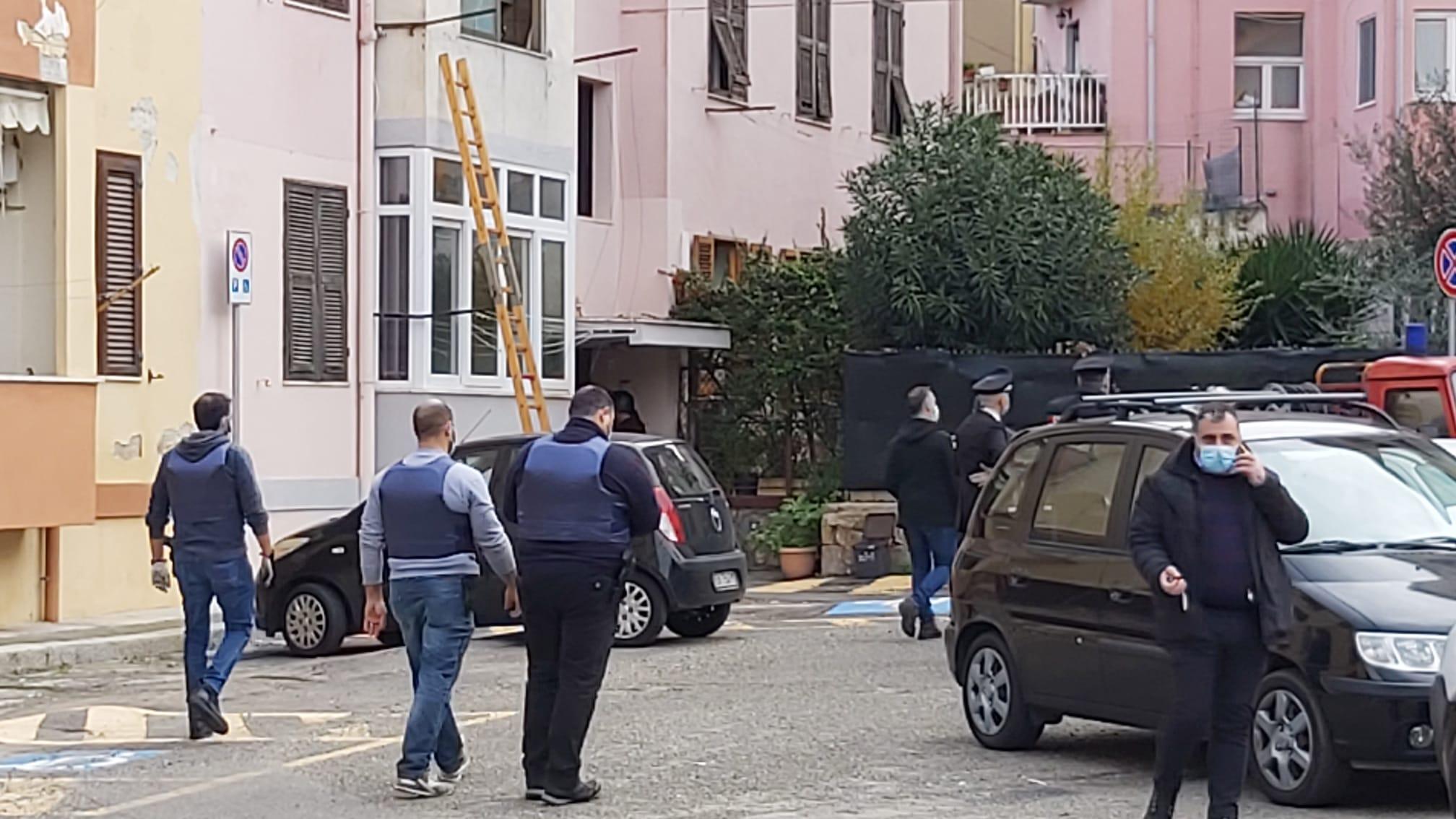 La palazzina di via Filia dove si è barricato l'uomo