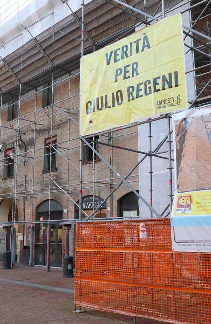 Lo striscione di Regeni a Ferrara, appello a Ovadia: «Appendilo al Teatro» 
