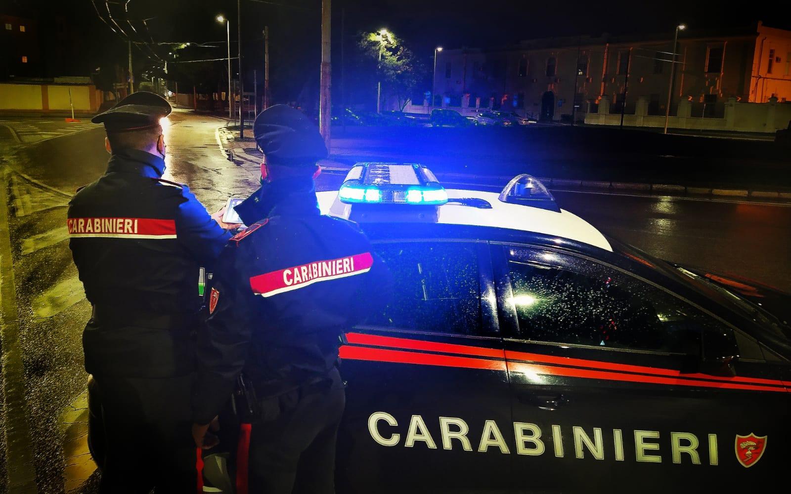 In giro con gli amici nel coprifuoco, i carabinieri la arrestano: era destinataria di un ordine di carcerazione