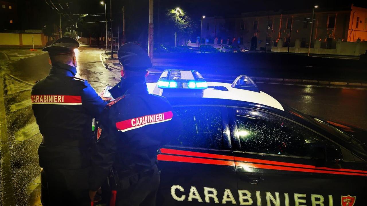 In giro con gli amici nel coprifuoco, i carabinieri la arrestano: era destinataria di un ordine di carcerazione