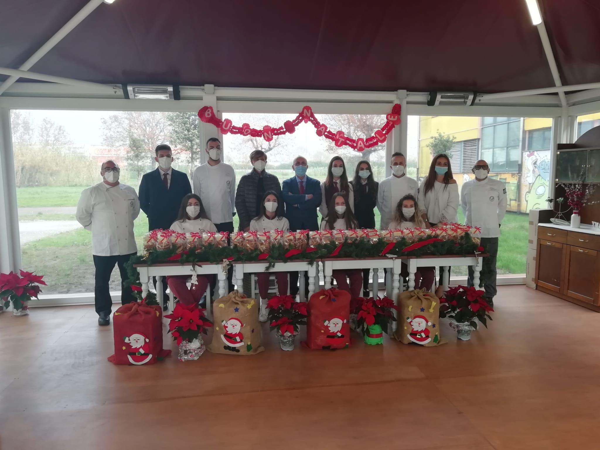 Gli studenti del Datini consegnano i cantucci a Idalia Venco della Caritas