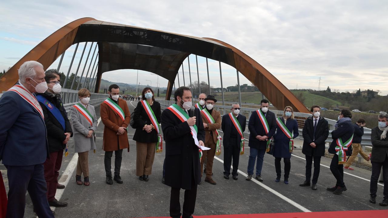 Un momento della cerimonia dell'inaugurazione del 4° lotto della Sr 429 dell'Empolese Valdelsa (foto Carlo Sestini)