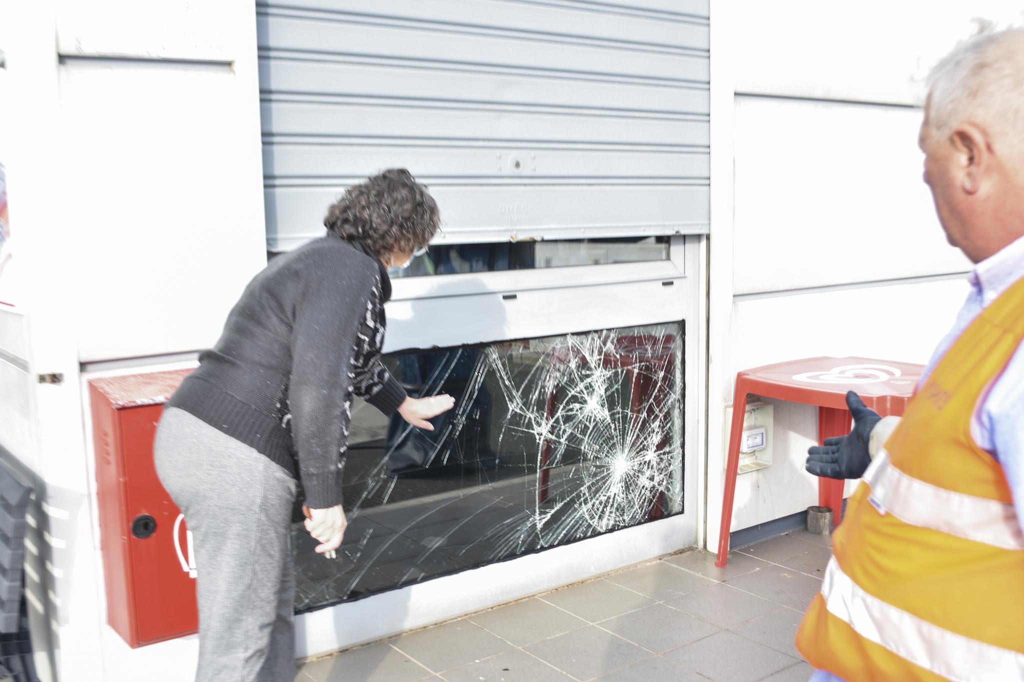 I danni al distributore Q8 (foto Michele Silvestri)