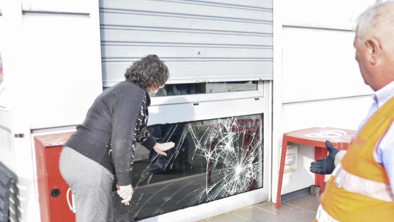I danni al distributore Q8 (foto Michele Silvestri)