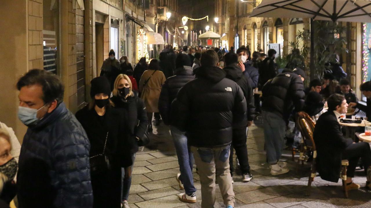 Coronavirus, altri 9 morti a Reggio Emilia. Lunedì torna la zona gialla: ecco cosa riapre