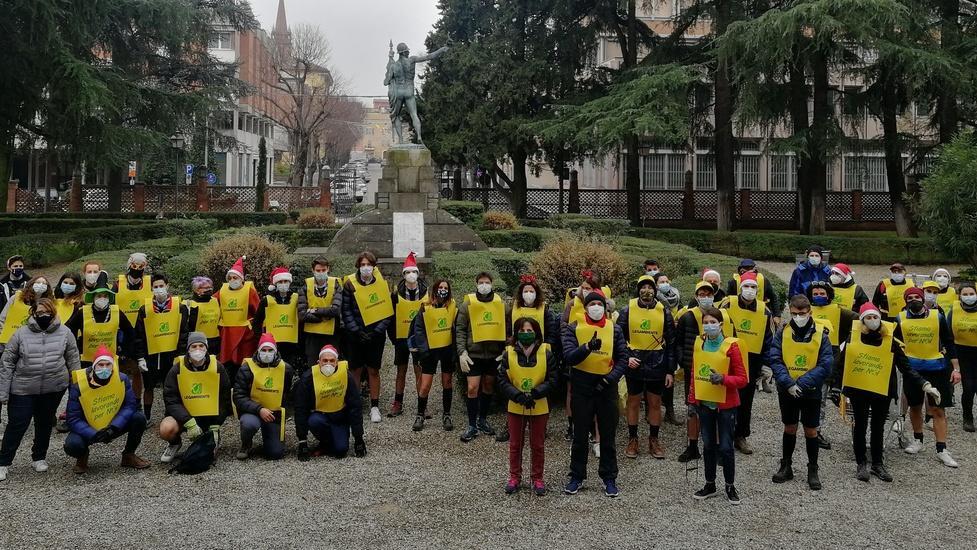 Paletta, guanti e ramazza: i giovani puliscono Vignola