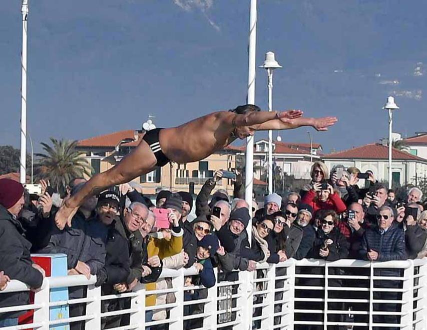 Salta il tradizionale tuffo di Capodanno dal pontile 