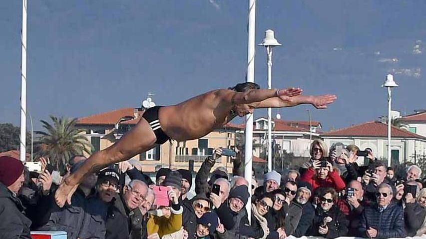 Salta il tradizionale tuffo di Capodanno dal pontile