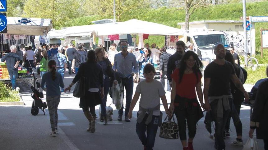 Il mercato di Natale fa il bis domani con tante bancarelle