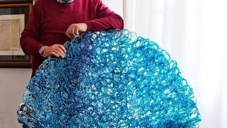 Una poltrona di design regalata al sindaco
