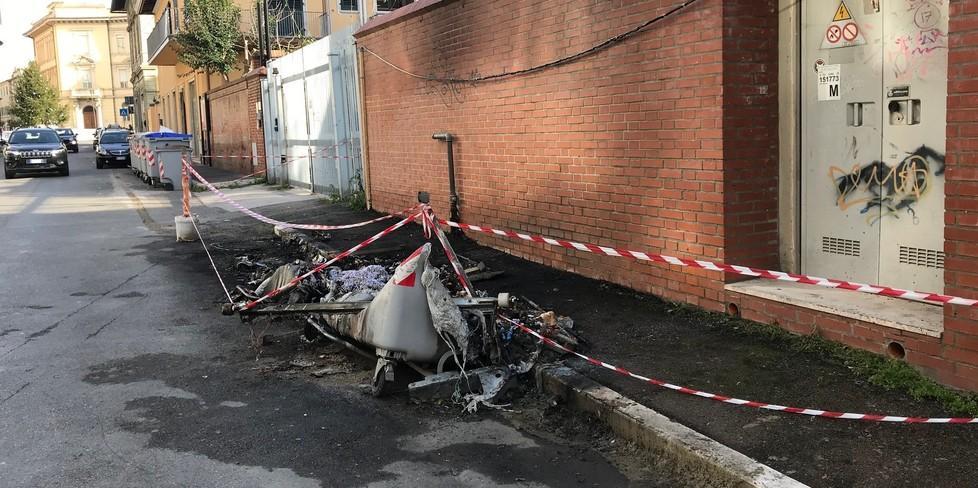 Bruciati i cassonetti dei rifiuti