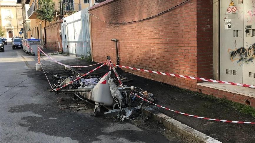Bruciati i cassonetti dei rifiuti
