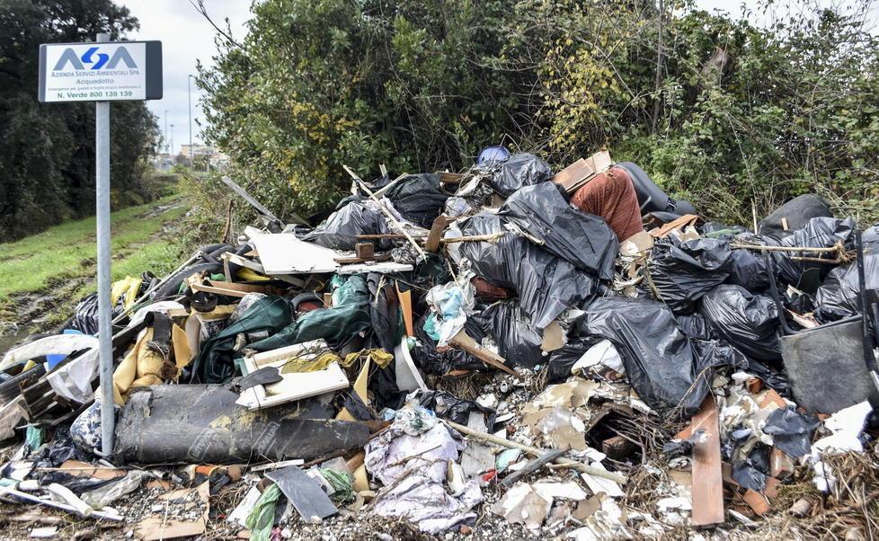 Sarà rimossa oggi da Aamps la discarica abusiva dietro al Modigliani Forum