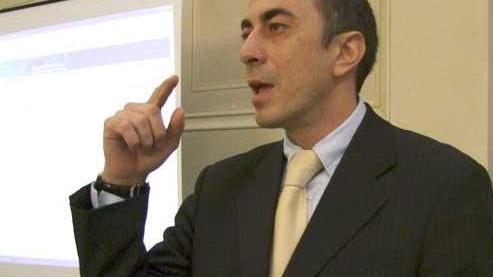 Si abbassa gli slip e chiede alla bimba di palpeggiarlo